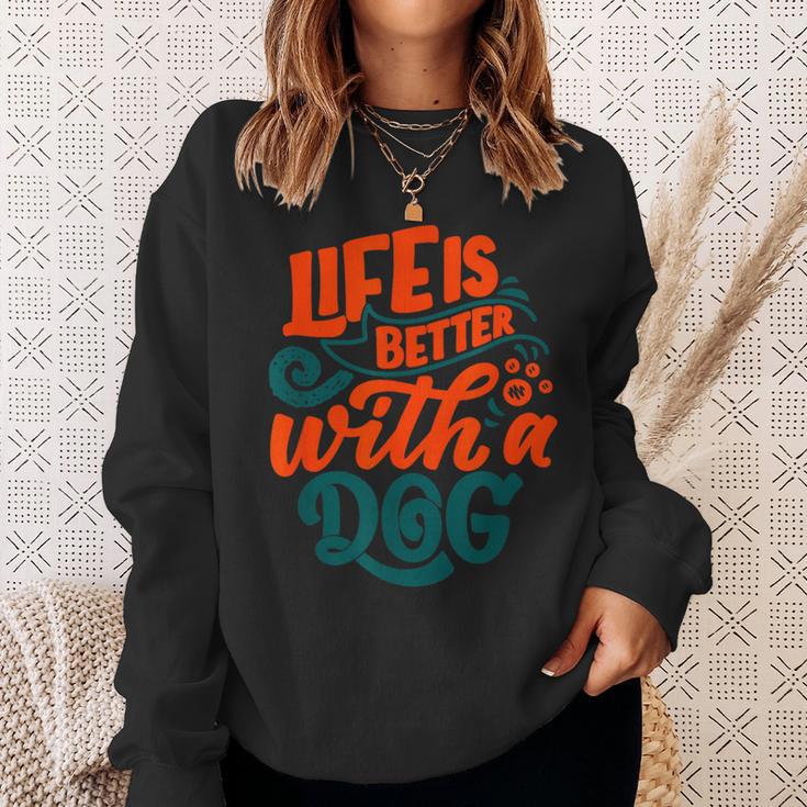 Laida Es Mejor Con Un Perro De Perros Disfruta De Los Perros Citas Camisa de entrenamiento Regalos para ella