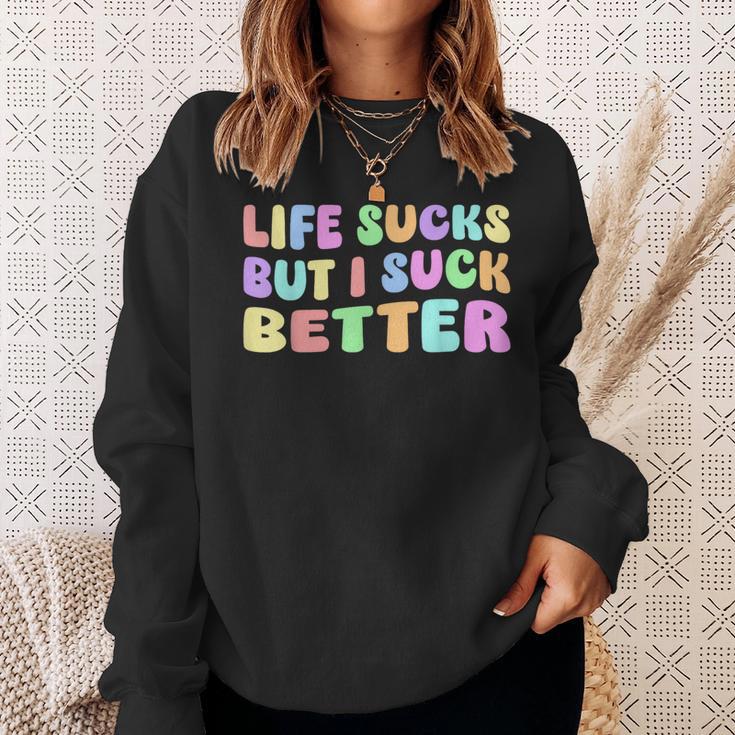 Life Sucks But I Suck Better Saying For Adults Humour Sweatshirt Geschenke für Sie