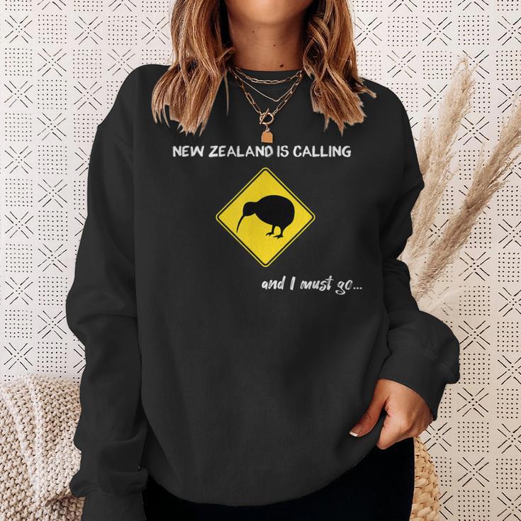 New Zealand Is Calling New Zealand Kiwi Backpacker Sweatshirt Geschenke für Sie