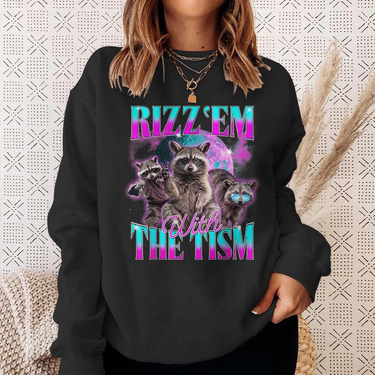 Rizz Em With The Tism Retrointage Raccoon Meme Sweatshirt Geschenke für Sie