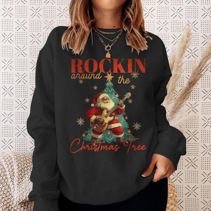 Rocking Around The Christmas Tree Santa Rock And Roll Guitar Sweatshirt Geschenke für Sie