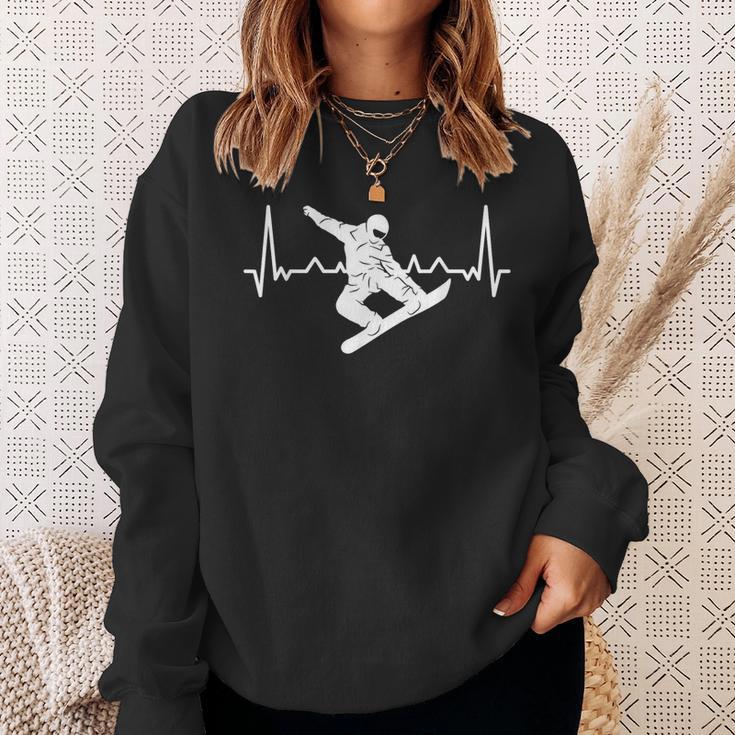 Snowboarding With Heartbeat Pulse Ecg And Snowboarder Sweatshirt Geschenke für Sie