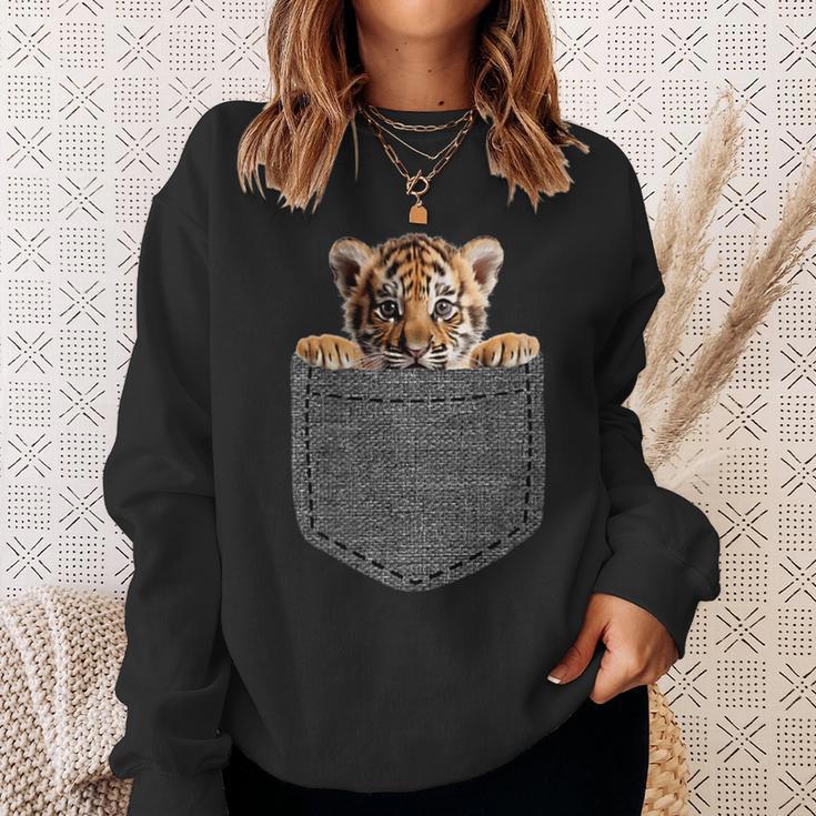 Tiger In Chest Pocket Sweatshirt Geschenke für Sie