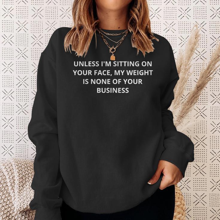 Unless Im Sitting Your Face My Weight Is None Of Ur Business Sweatshirt Geschenke für Sie