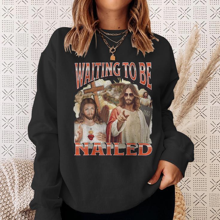 I Wait To Be Nailed Offensive Jesus Humour Adult Sweatshirt Geschenke für Sie