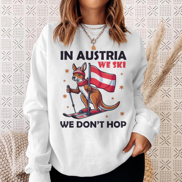 In Austria We Ski We Don't Hop Kangaroo Austria Sweatshirt Geschenke für Sie