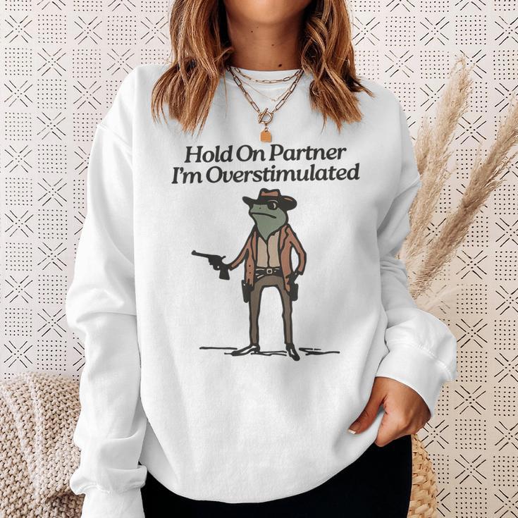 Hold On Partner I'm Overstimulated Cowboy Frogintage Gray Sweatshirt Geschenke für Sie