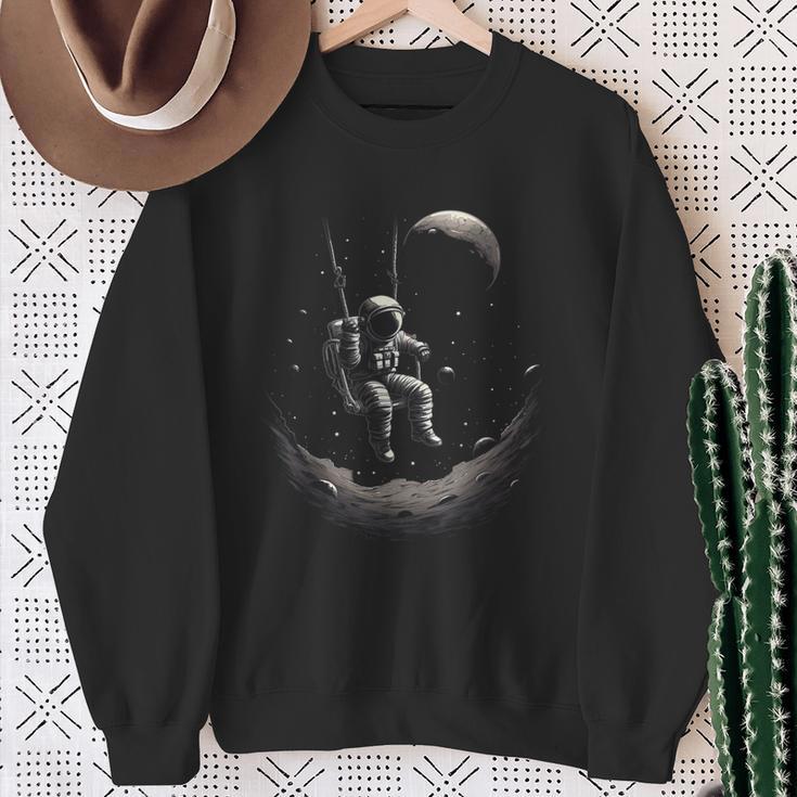 Astronaut Sitting On A Swing In Space Stars Moon Sweatshirt Geschenke für alte Frauen