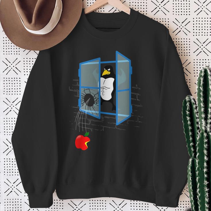 Brawny Linux Penguin Smashed Window With Bitten Apple Sweatshirt Geschenke für alte Frauen