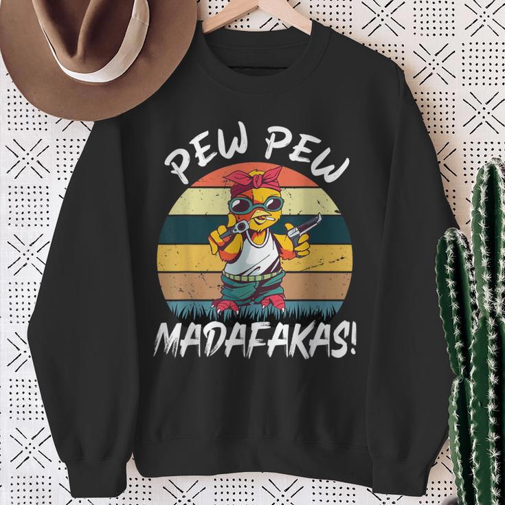 Chick Pew Pew Madafakas intage Crazy Chick S Sweatshirt Geschenke für alte Frauen