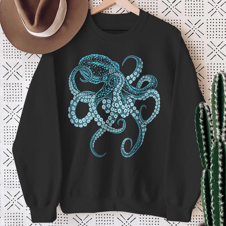 Deep Sea Blue Octopus In Combat Posture Sweatshirt Geschenke für alte Frauen