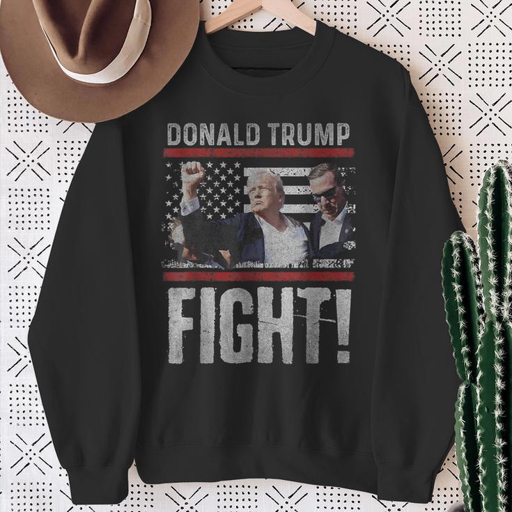 Donald Trump Fist Pump We Fight American Flag Trump 2024 Sweatshirt Geschenke für alte Frauen