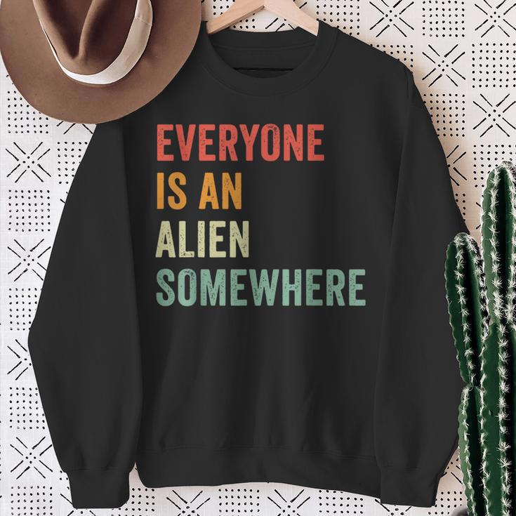 Everyone Is An Alien Somewhere Sweatshirt Geschenke für alte Frauen