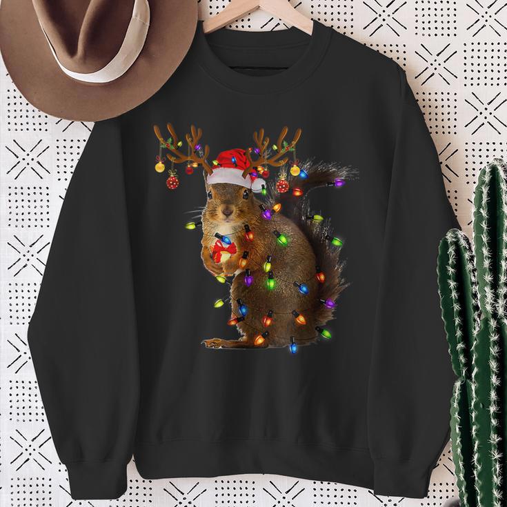 Squirrel Christmas Tree Lights Reindeer Christmas Sweatshirt Geschenke für alte Frauen