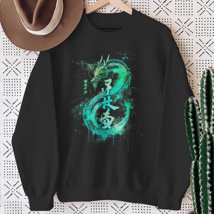 Green Flying Japanese Dragon With Kanji Lettering Sweatshirt Geschenke für alte Frauen