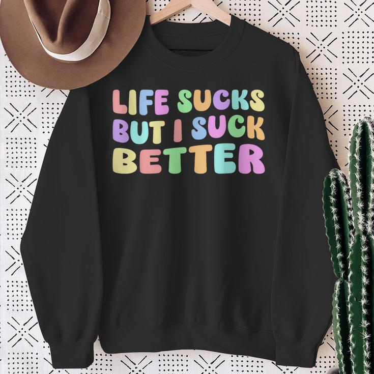 Life Sucks But I Suck Better Saying For Adults Humour Sweatshirt Geschenke für alte Frauen