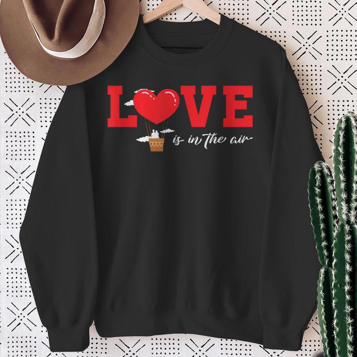 Love Is In The Air Flying Hot Air Balloon Sweatshirt Geschenke für alte Frauen