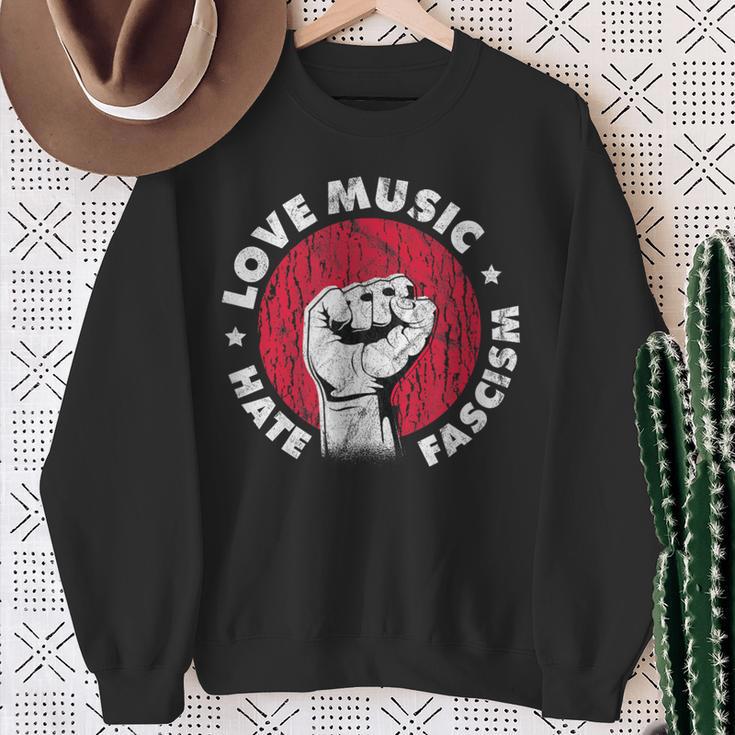 Love Music Hate Fascism Against Nazis Against Right Sweatshirt Geschenke für alte Frauen