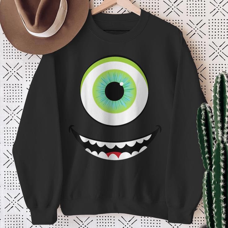 Monster With An Eye Sweatshirt Geschenke für alte Frauen