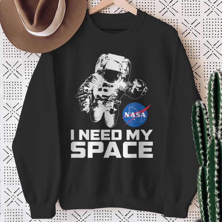 Nasa Logo I Need My Space With Astronaut Sweatshirt Geschenke für alte Frauen