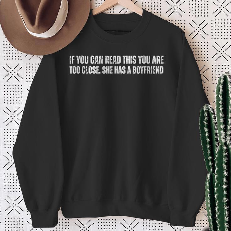 If You Can Read This You Are Too Close She Has A Boyfriend Sweatshirt Geschenke für alte Frauen