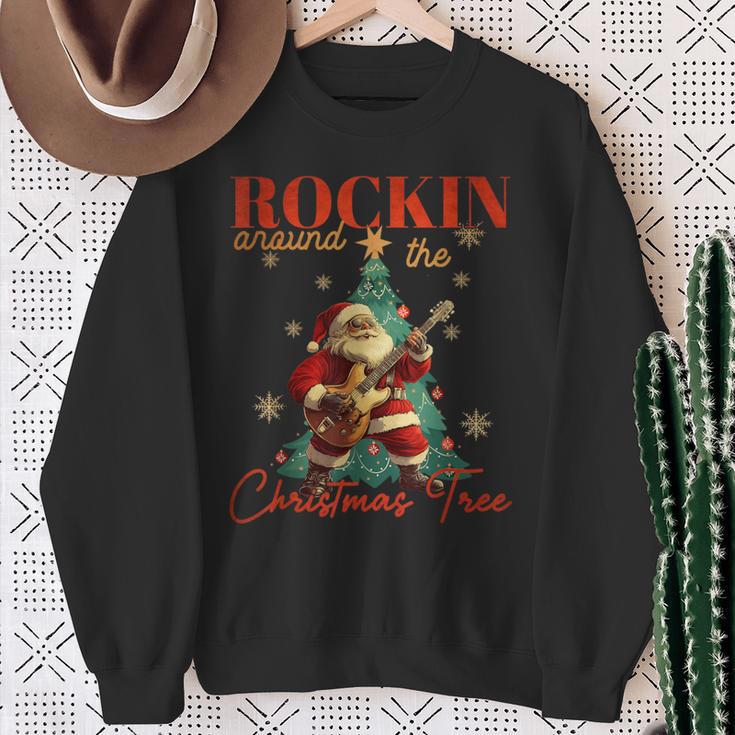 Rocking Around The Christmas Tree Santa Rock And Roll Guitar Sweatshirt Geschenke für alte Frauen