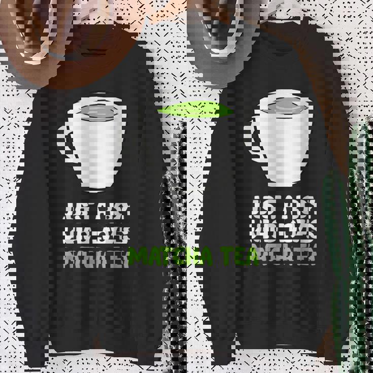 Solo Un Chico Al Que Le Encanta El Té Matcha Camisa de entrenamiento Regalos para ancianas