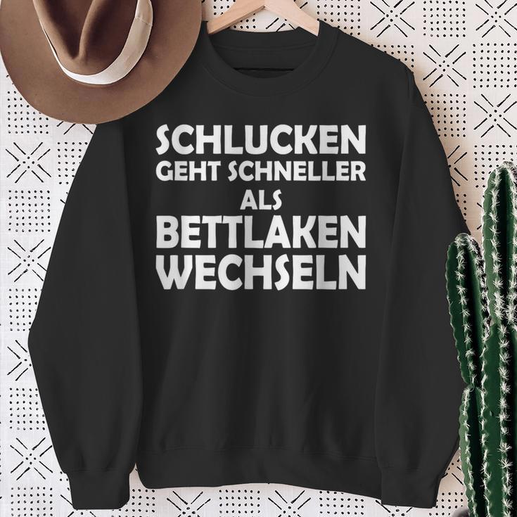 Swallowing Goes Faster Than Changing Bed Sheets S Sweatshirt Geschenke für alte Frauen