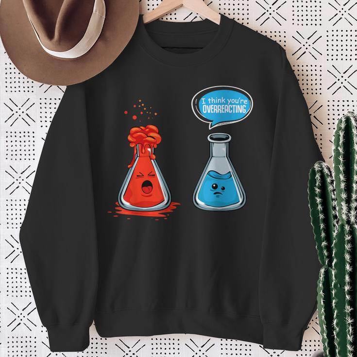 I Think Youre Overreacting Chemistry Lab Chemist Sweatshirt Geschenke für alte Frauen