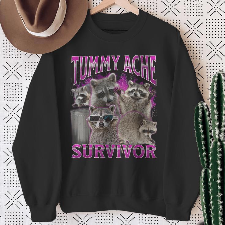 Tummy Ache Survivor Raccoon Meme Bootleg Graphic 90S Sweatshirt Geschenke für alte Frauen