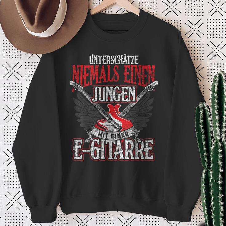 Underestimate A Boy With An Electric Guitar Sweatshirt Geschenke für alte Frauen