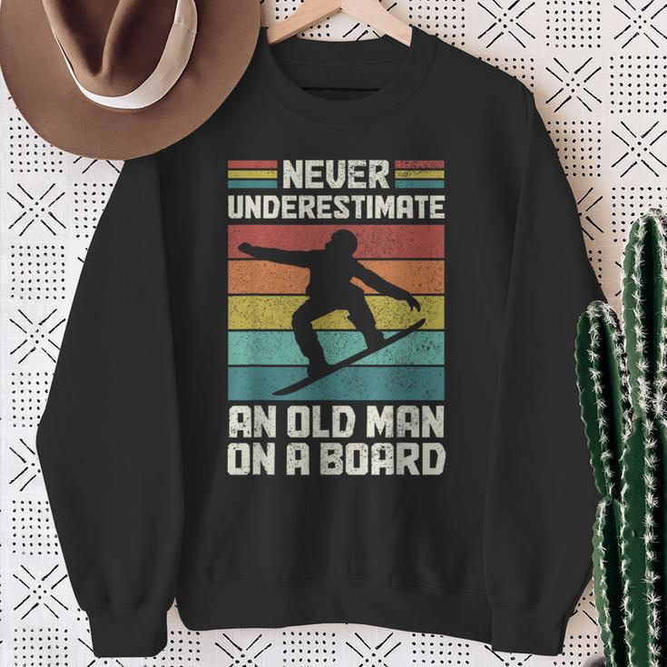 Never Underestimate An Old Man On A Snowboard intage Sweatshirt Geschenke für alte Frauen