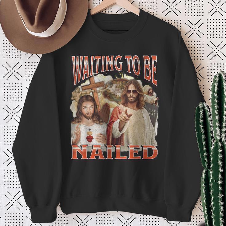 I Wait To Be Nailed Offensive Jesus Humour Adult Sweatshirt Geschenke für alte Frauen