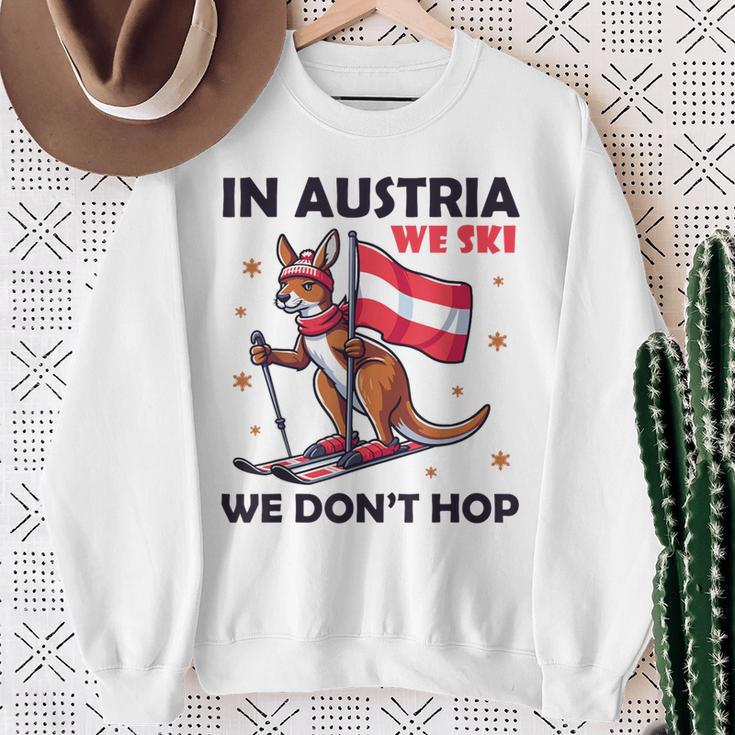 In Austria We Ski We Don't Hop Kangaroo Austria Sweatshirt Geschenke für alte Frauen