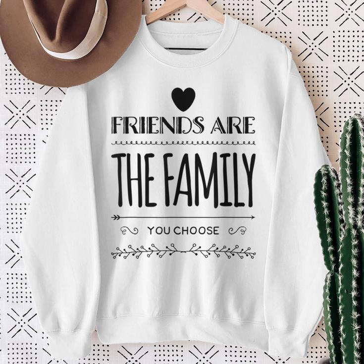 Friends Are The Family You Choose Amazing Heart Gray Sweatshirt Geschenke für alte Frauen