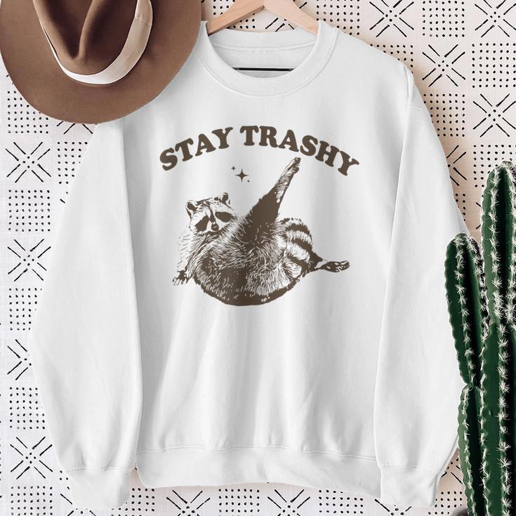 Raccoon Stay Trashy Fun Meme Gray Sweatshirt Geschenke für alte Frauen