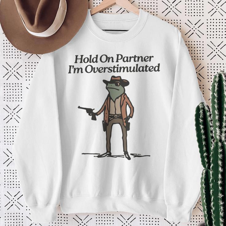 Hold On Partner I'm Overstimulated Cowboy Frogintage Gray Sweatshirt Geschenke für alte Frauen