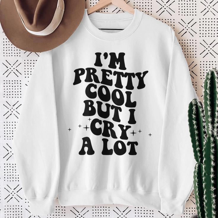 I'm Pretty Cool But I Cry A Lot Retro Trendy On Back Gray Sweatshirt Geschenke für alte Frauen