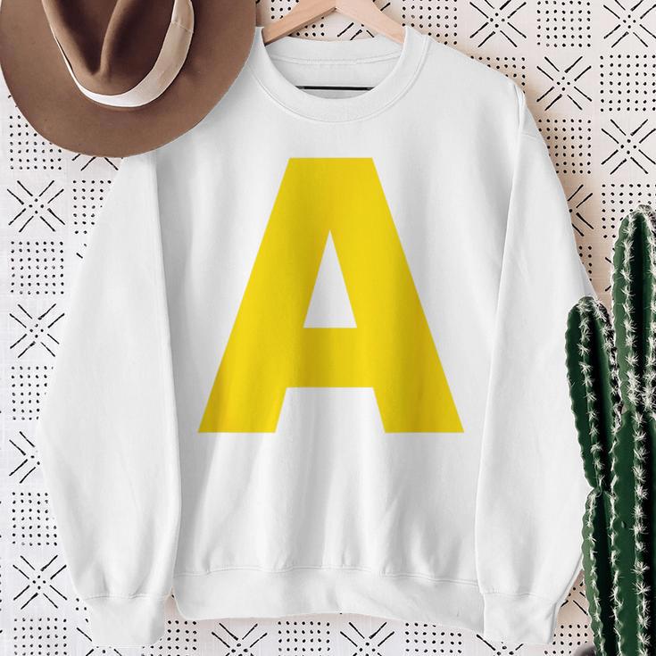 Letter A Yellow Chipmunk Costume Group Carnival A Red Sweatshirt Geschenke für alte Frauen