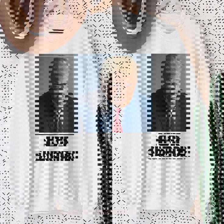 Nunca Entregues Las Elecciones Presidenciales De Trump 2024 Camisa de entrenamiento Regalos para ancianas