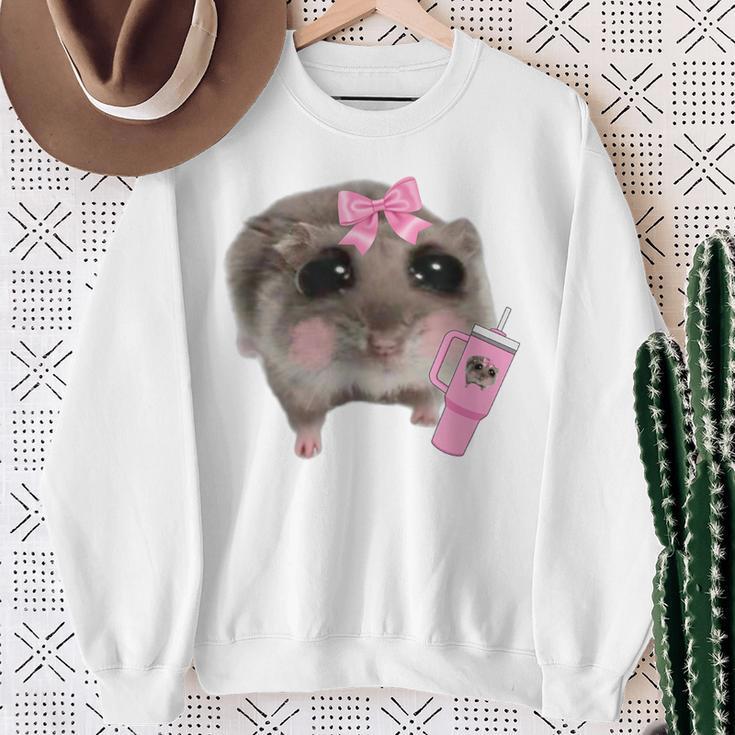 Sad Hamster Meme Drink Bottle Gray Sweatshirt Geschenke für alte Frauen