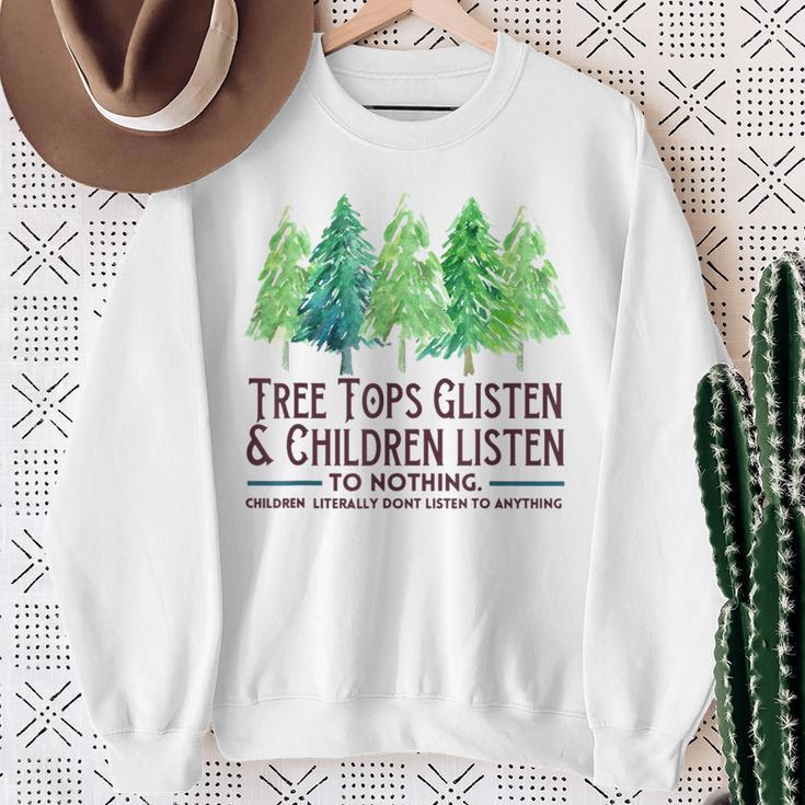 Treetops Glisten And Children Listen To Nothing Christmas Sweatshirt Geschenke für alte Frauen