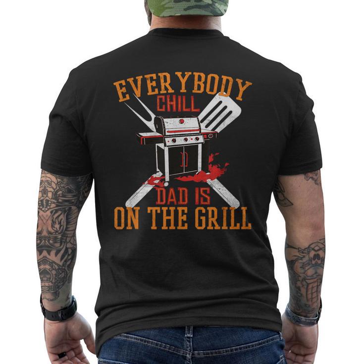 Saying Dad Is On The Grill For Dad On Father's Day T-Shirt mit Rückendruck