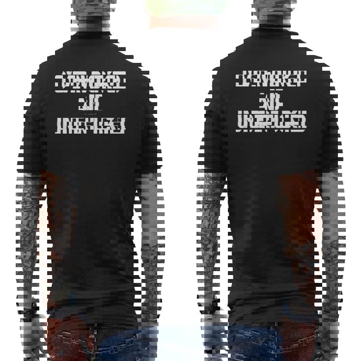 Overworked & Underfucked Lustig Spruch Sarkastische Arbeit T-Shirt mit Rückendruck