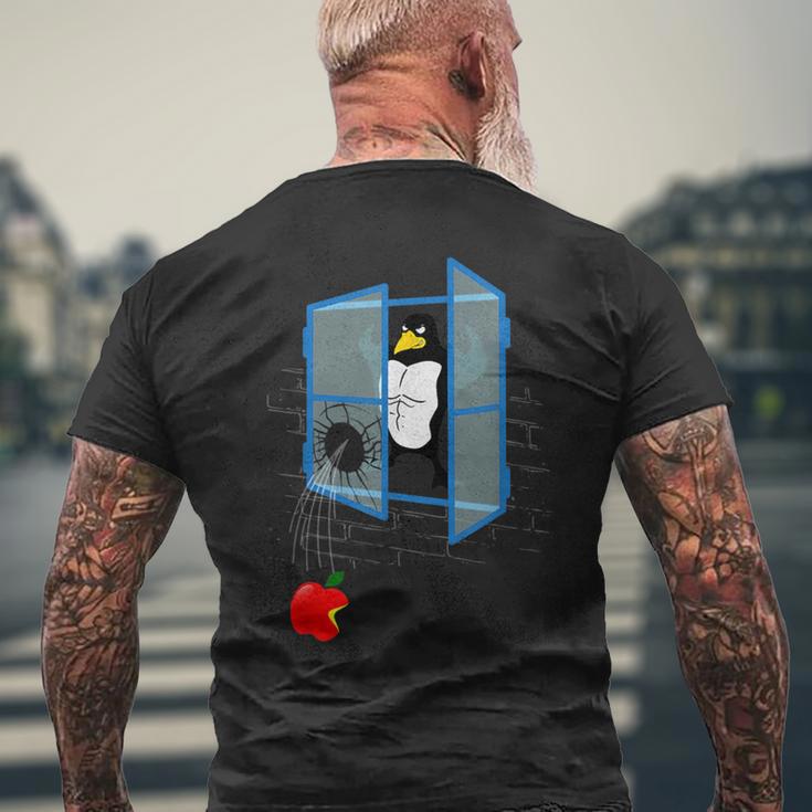 Brawny Linux Penguin Smashed Window With Bitten Apple T-Shirt mit Rückendruck Geschenke für alte Männer