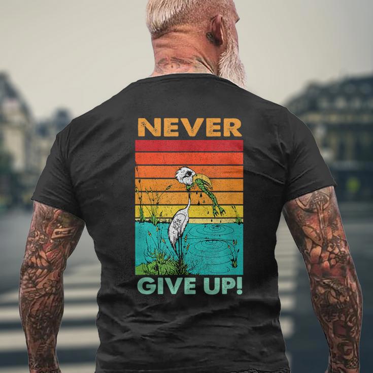 Never Ever Give Up Motivational T-Shirt mit Rückendruck Geschenke für alte Männer