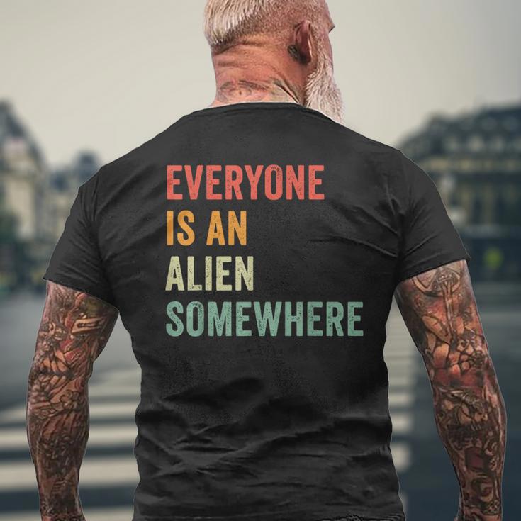 Everyone Is An Alien Somewhere T-Shirt mit Rückendruck Geschenke für alte Männer