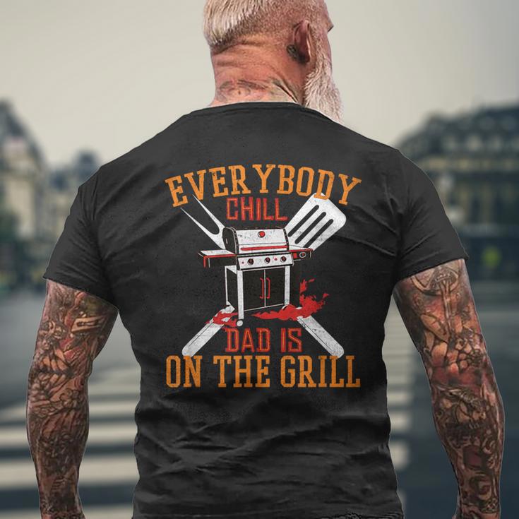 Saying Dad Is On The Grill For Dad On Father's Day T-Shirt mit Rückendruck Geschenke für alte Männer