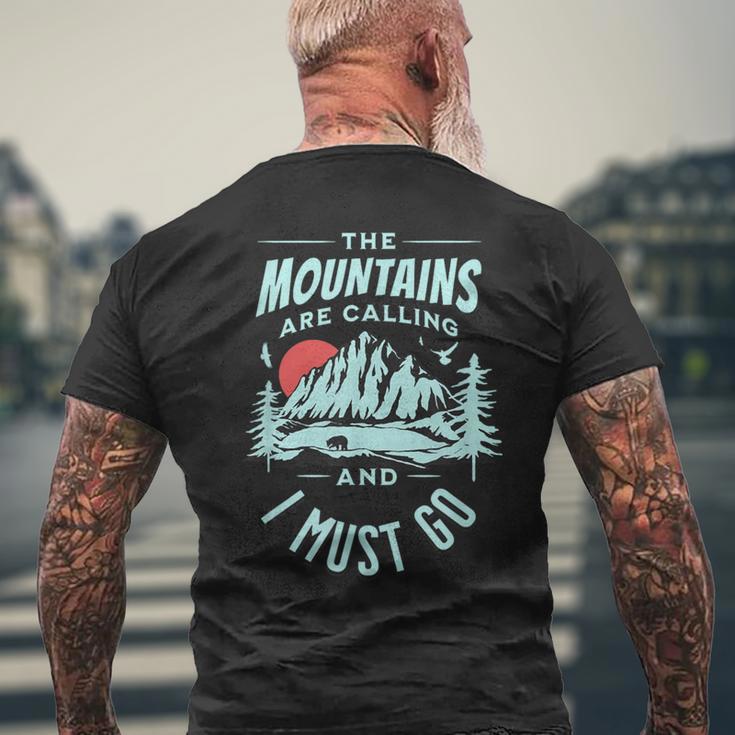 The Mountains Are Calling And I Must Go T-Shirt mit Rückendruck Geschenke für alte Männer