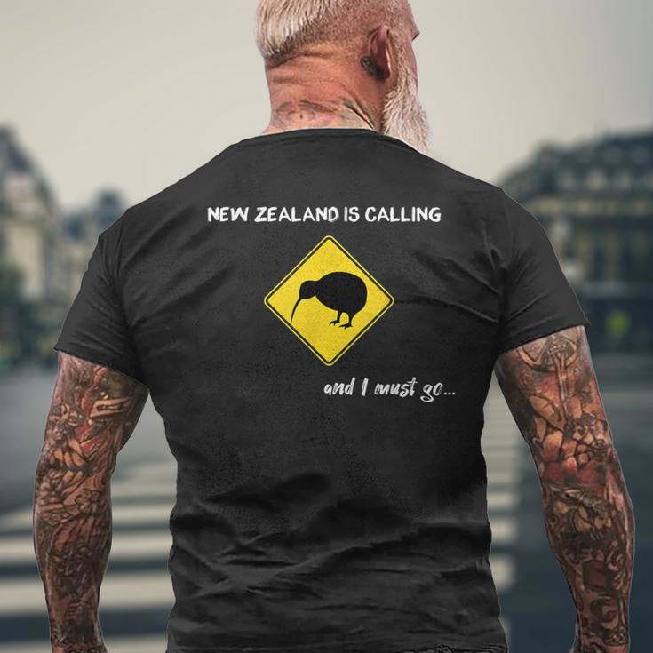 New Zealand Is Calling New Zealand Kiwi Backpacker T-Shirt mit Rückendruck Geschenke für alte Männer